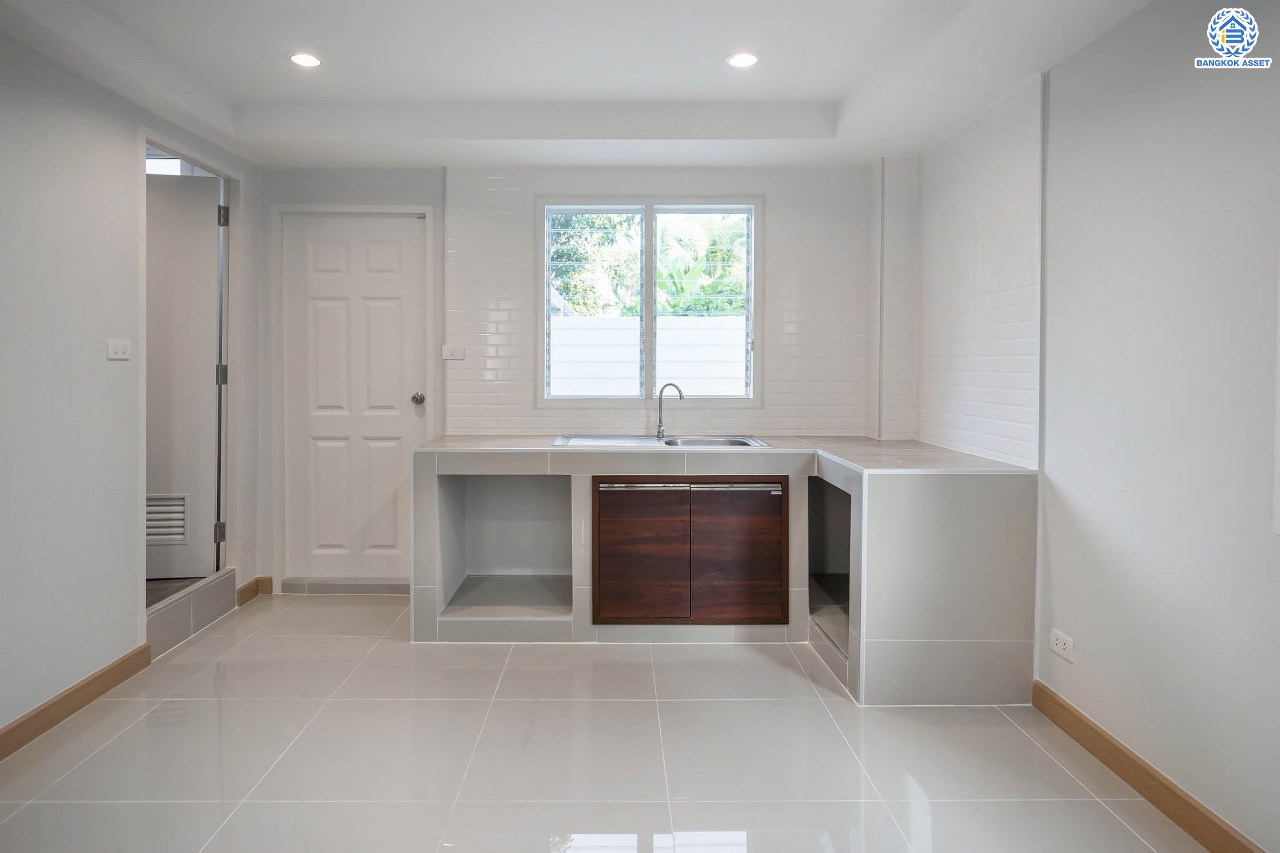 บ้านมือสองตกแต่งใหม่ 3 ชั้น ทำเลโซนเมือง โครงการ จริงใจวิลเลจ รัตนาธิเบศร์ (ซอยเรวดี) เนื้อที่ 23 ตร.ว. ฟังก์ชัน 4 ห้องนอน 3 ห้องน้ำ จอดรถได้ 1 คัน เข้า-ออกได้หลายเส้นทาง ทั้งรัตนาธิเบศร์, ติวานนท์ และเลี่ยงเมืองนนท์ ใกล้ทางด่วน "งามวงศ์วาน" รถไฟฟ้าสายสีม่วง "สถานีศูนย์ราชการนนทบุรี" และ "สถานีบางกระสอ"